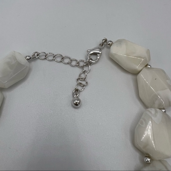 Faux Marble White Beaded Matinee Silver Tone‎ Necklace 21"Modern Classic - Picture 6 of 8